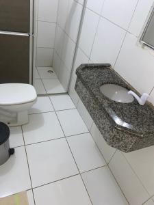 ガラニュンスにあるRede de Hotel 99のトイレと洗面台付きのバスルーム
