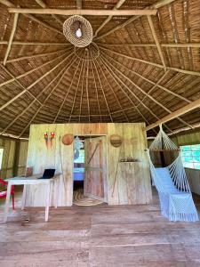 Cette chambre dispose d'un hamac et d'un plafond en bois. dans l'établissement Cabaña Bamba, à Leticia