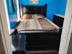 En eller flere senge i et værelse på Just near the beach