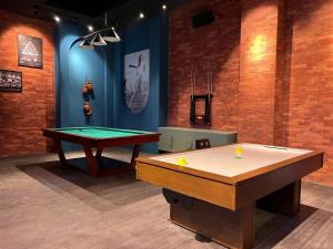 - une table de ping-pong dans une salle avec un ballon de ping-pong dans l'établissement GR Solaris Caribe - All Inclusive, à Cancún