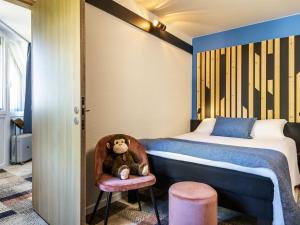 1 dormitorio con 1 cama con un osito de peluche en una silla en ibis Styles Boulogne sur Mer Centre Cathédrale, en Boulogne-sur-Mer