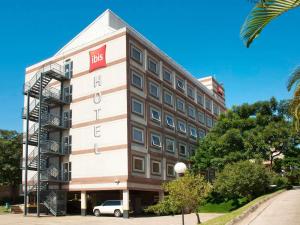 un gran edificio con un cartel en ibis Paulinia, en Paulínia