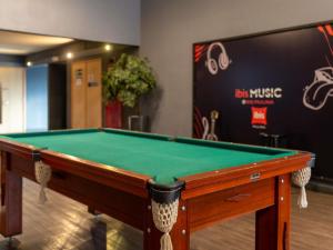 una mesa de billar en una habitación con en ibis Paulinia, en Paulínia