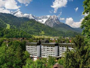 un edificio frente a una cordillera en Mercure Hotel Garmisch Partenkirchen, en Garmisch-Partenkirchen