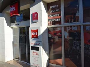 a store front with a tds sign in front of it at ibis Nancy Centre Gare et Congres in Nancy