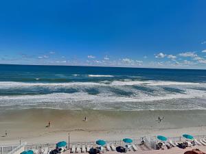 SeabreezeHarbour Beach Resort 705的享有海滩的空中景致,配有椅子和遮阳伞 更多29张照片