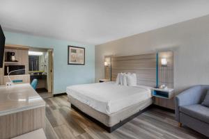 Habitación de hotel con cama, silla y bañera en Best Western Executive Inn, en Cairo 34 fotos más