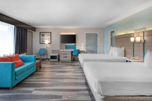 una habitación de hotel con dos camas y un sofá en Best Western Executive Inn, en Cairo