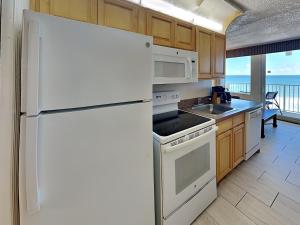 SeabreezeHarbour Beach Resort 705的配有白色家电和白色冰箱的厨房