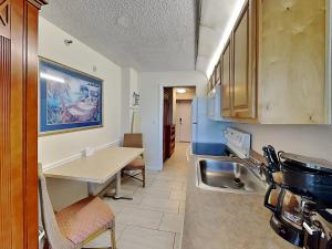 SeabreezeHarbour Beach Resort 705的带桌子和水槽的小厨房
