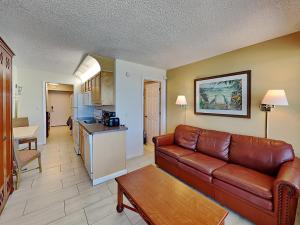 SeabreezeHarbour Beach Resort 705的带沙发的客厅和厨房