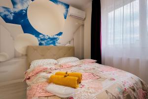 Un dormitorio con una cama con una bolsa amarilla. en Ho-Jack Dream Studio, en Roşu