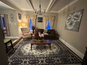 una sala de estar con un sofá y una mesa en Spacious 3 Bedroom Near Train Station, en Malden
