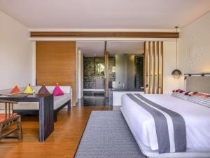 ハーンドンにあるVeranda High Resort Chiang Mai - MGallery Collection, Accor Hotelのベッドとテーブルとキッチンのある寝室