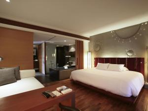 ハーンドンにあるVeranda High Resort Chiang Mai - MGallery Collection, Accor Hotelの大きな白いベッドとバスルームのある寝室 +94枚の写真