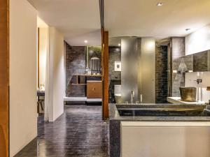 ハーンドンにあるVeranda High Resort Chiang Mai - MGallery Collection, Accor Hotelのバスルーム(シンク、カウンター付)
