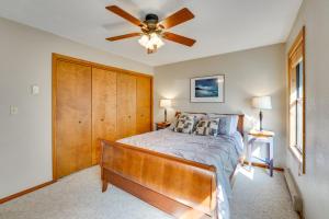 Ένα ή περισσότερα κρεβάτια σε δωμάτιο στο 3 Blocks to Angel Fire Resort Kid-Friendly Condo