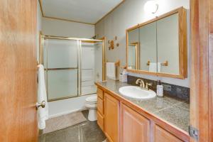 Ένα μπάνιο στο 3 Blocks to Angel Fire Resort Kid-Friendly Condo +16 φωτογραφίες