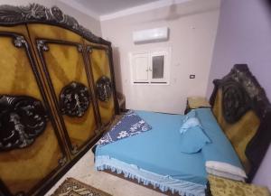 a small bedroom with a bed and a window at Lotus 蓮 in Abu Simbel