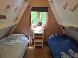 Giường trong phòng chung tại Petit Roffa - Chalet 43 Durbuy - max 5 personen +11 ảnh