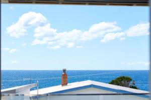 una vista dell'oceano dal tetto di una casa di Bicheno Ocean Views Apt 2 a Bicheno