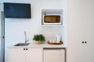 una cucina con lavello e microonde di Bicheno Ocean Views Apt 2 a Bicheno