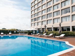 悉尼悉尼帕拉马塔美居酒店的大楼前的酒店游泳池