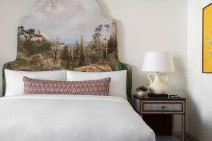 Un dormitorio con una cama grande con un cuadro en la pared. en La Bahia Hotel & Spa, en Santa Cruz