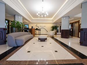 ジャラグァー・ド・スーにあるMercure Jaragua do Sulのソファとテーブルのあるリビングルーム