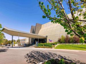un bâtiment avec un auvent devant un bâtiment dans l'établissement Mantra Melbourne Melton, à Melton