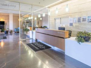 lobby biurowe z recepcją i doniczkami w obiekcie Mantra Melbourne Melton w mieście Melton