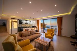 Χώρος καθιστικού στο The Luxury Villa Vacation You're Looking For