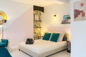 Postel nebo postele na pokoji v ubytování Suites 34 - Cœur Historique de Grasse - Climatisé & Tout Confort