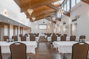 una sala de conferencias con mesas y sillas blancas en Best Western Plus Dryden Hotel and Conference Centre, en Dryden