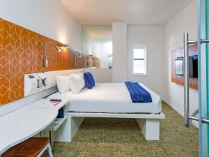 a hotel room with a bed and a desk at BreakFree on Cashel, an Accor Hotel in Christchurch +97 photos