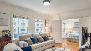 シアトルにあるCharming Downtown Seattle Condo Steps from Iconic Sights!のソファとベッドのあるリビングルーム