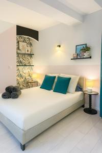 Giường trong phòng chung tại Charmant Studio Rénové - Cœur Historique de Grasse - Climatisé & Tout Confort