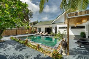 une piscine dans l'arrière-cour d'une maison dans l'établissement Coastal Heaven villa,5' walk beach, pacefull villa, à Hà Bàng