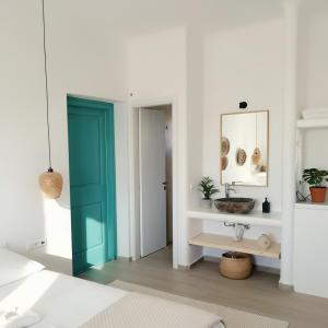 Φωτογραφία από το άλμπουμ του Beachfront Private Suites at Kalais - Stunning Sea & Sunset Views, Bus Stop Outside, Easy Naxos Town Access, Free Beach Chairs στην Πλάκα