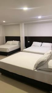 two beds in a room with at Apartahotel Marbella in San Andrés