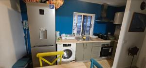 a kitchen with a washer and a washing machine at Paz y tranquilidad in Las Galletas