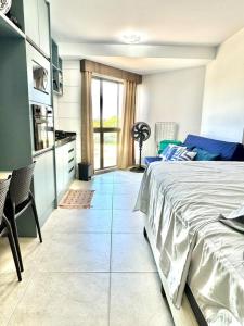 a bedroom with a large bed and a kitchen at Flat na Praia dos Carneiros a 250m do mar in Tamandaré +28 photos