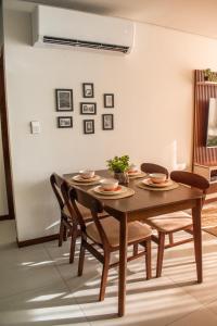 ein Esszimmer mit einem Holztisch und Stühlen in der Unterkunft Vertical 60 in Santa Cruz de la Sierra