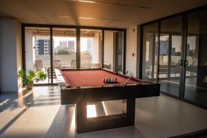 einem Billardtisch in der Mitte eines Zimmers in der Unterkunft Vertical 60 in Santa Cruz de la Sierra