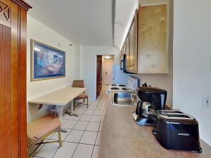 Η κουζίνα ή μικρή κουζίνα στο Harbour Beach Resort 405