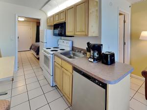 Η κουζίνα ή μικρή κουζίνα στο Harbour Beach Resort 405