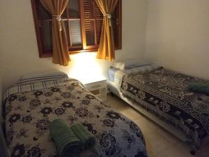 a bedroom with two beds and a window at La huella del cacique in Catriel