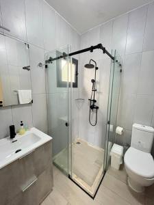 a bathroom with a shower and a toilet and a sink at apartamento exclusivo con jacuzzi, piscina y vista al lago in Las Terrenas