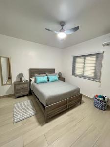 a bedroom with a bed and a ceiling fan at apartamento exclusivo con jacuzzi, piscina y vista al lago in Las Terrenas