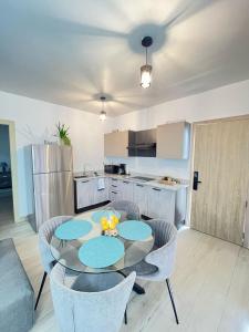 a dining room with a table and chairs in a kitchen at apartamento exclusivo con jacuzzi, piscina y vista al lago in Las Terrenas